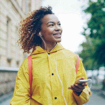 Woman in Toronto walking down the street feeling great because she used hypnotherapy with Tara Gilligan to quit smoking